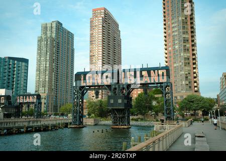 Moli con l'indicazione Long Island sul lungomare di Long Island City, New York City Foto Stock