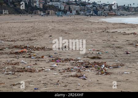 Spazzatura lungo la spiaggia di Playa del Rey, Los Angeles, California, Stati Uniti Foto Stock