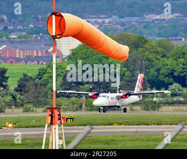 Glasgow, Scozia, Regno Unito 17th maggio 2023. UK Weather: Caldo nel centro della città ha visto un aeroporto ventoso per i vacanzieri. Credit Gerard Ferry/Alamy Live News Foto Stock