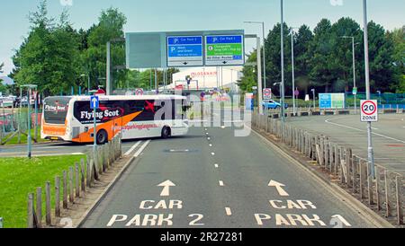 Glasgow, Scozia, Regno Unito 17th maggio 2023. UK Weather: Caldo nel centro della città ha visto un aeroporto ventoso per i vacanzieri. Credit Gerard Ferry/Alamy Live News Foto Stock