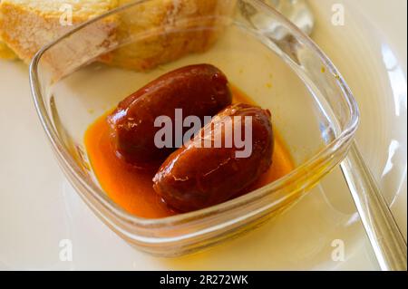 Piatto di vetro con mini tapas spagnole o antipasto, salsiccia di chorizo servita in primo piano nel ristorante Foto Stock