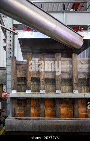 Pressa per la produzione di sidro Asturiano naturale tradizionale fatto da mele fermentate in botti di legno per diversi mesi dovrebbe essere versato da grande hei Foto Stock