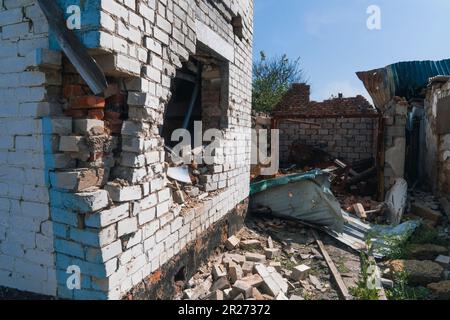 Campagna. Una casa distrutta da conchiglie (primo piano). Guerra in Ucraina. Invasione russa dell'Ucraina. Terrore della popolazione civile. Crimini di guerra Foto Stock