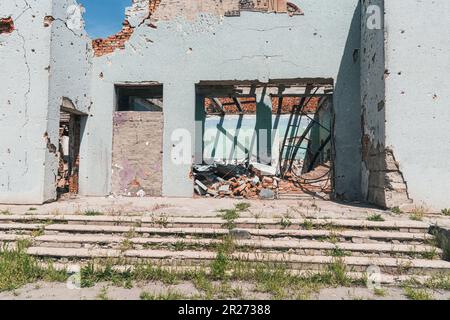 Campagna. Una casa distrutta da conchiglie (primo piano). Guerra in Ucraina. Invasione russa dell'Ucraina. Terrore della popolazione civile. Crimini di guerra Foto Stock