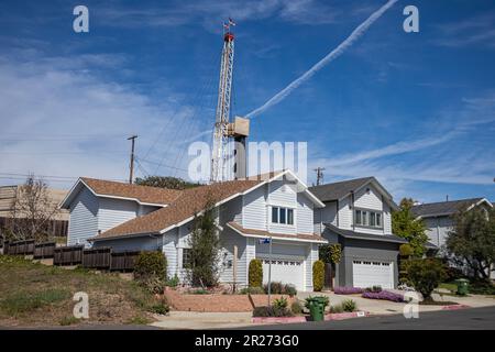 Residenze vicine allo stabilimento di produzione di gas naturale che opera sulla riserva ecologica nelle paludi di Ballona, Playa del Rey, Los Angeles, California, USA Foto Stock
