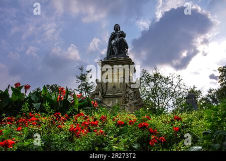 Monumento a Vondel circondato da fiori rossi - Vondelpark, Amsterdam Foto Stock