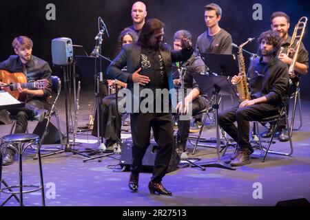 Madrid, Spagna, 17/05/2023, ¨Flamenco Madrid¨ inizia con un tributo a Paco de Lucía con 30 musicisti sul palco al Fernán Gómez. Il primo corso principale della VII edizione di Flamenco Madrid arriva con un'orchestra in formato big band. Rafael de Utrera è la voce eccezionale del progetto insieme ad altri musicisti della statura di Carles Benavent, Niño Josele ed El Farru. L'obiettivo è quello di dare nuova vita ad alcune delle canzoni più rappresentative del maestro con orchestrazione per big band, sotto la produzione del Taller de Músics de Barcelona e in collaborazione con il Esc Foto Stock