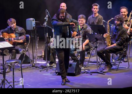 Madrid, Spagna, 17/05/2023, ¨Flamenco Madrid¨ inizia con un tributo a Paco de Lucía con 30 musicisti sul palco al Fernán Gómez. Il primo corso principale della VII edizione di Flamenco Madrid arriva con un'orchestra in formato big band. Rafael de Utrera è la voce eccezionale del progetto insieme ad altri musicisti della statura di Carles Benavent, Niño Josele ed El Farru. L'obiettivo è quello di dare nuova vita ad alcune delle canzoni più rappresentative del maestro con orchestrazione per big band, sotto la produzione del Taller de Músics de Barcelona e in collaborazione con il Esc Foto Stock