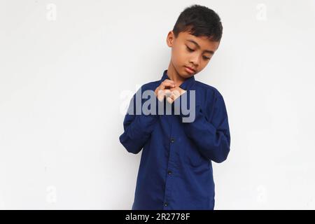 Ragazzo triste che indossa una camicia blu isolata su sfondo bianco Foto Stock