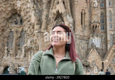Donna di fronte alla cattedrale Foto Stock