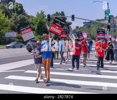 Los Angeles, CA, USA – 17 maggio 2023: Membri della Writers Guild of America sciopero al di fuori degli Universal Studios di Los Angeles, CA. Foto Stock