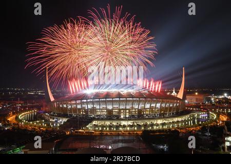 Phnom Penh, Cambogia. 17th maggio, 2023. I fuochi d'artificio illuminano il cielo sullo Stadio Nazionale Morodok Techo durante la cerimonia di chiusura dei 32nd Giochi del Sud-Est Asiatico (SEA) a Phnom Penh, Cambogia, 17 maggio 2023. Credit: Sovannara/Xinhua/Alamy Live News Foto Stock