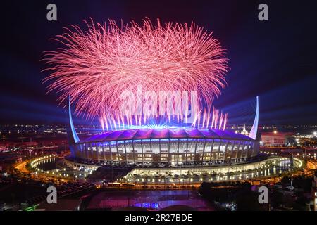 Phnom Penh, Cambogia. 17th maggio, 2023. I fuochi d'artificio illuminano il cielo sullo Stadio Nazionale Morodok Techo durante la cerimonia di chiusura dei 32nd Giochi del Sud-Est Asiatico (SEA) a Phnom Penh, Cambogia, 17 maggio 2023. Credit: Sovannara/Xinhua/Alamy Live News Foto Stock