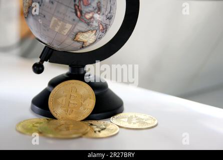 crypto currency business. bitcoin concetto di finanza moneta. Sparare intorno bitcoins su una scrivania ufficio Foto Stock