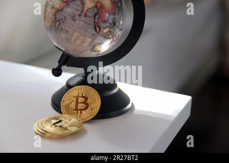 crypto currency business. bitcoin concetto di finanza moneta. Sparare intorno bitcoins su una scrivania ufficio Foto Stock