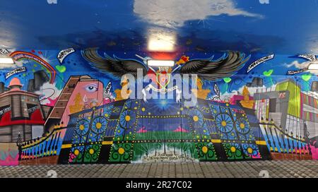 Arte murale del sottopassaggio nel sottopassaggio Midland Way, vicino alla stazione degli autobus di Warrington, dell'artista Tim Twist & Youth zone Young People, Cheshire, UK, WA2 7NB Foto Stock