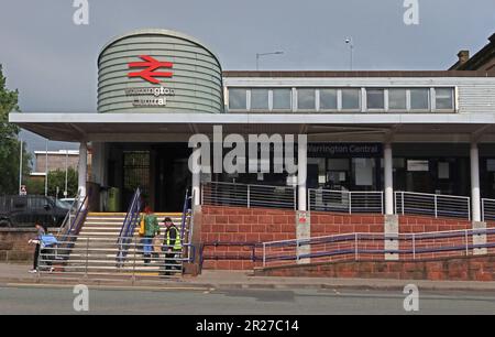 Stazione ferroviaria centrale di Warrington di giorno, Winwick Street, Warrington, Cheshire, Inghilterra, REGNO UNITO, WA2 7TT Foto Stock