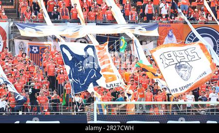 Saitama, Giappone. 3rd maggio, 2023. I tifosi di Omiya Ardija si rallegrano durante la partita della Lega 2023 J2 tra Omiya Ardija 0-1 FC Machida Zelvia al NACK5° stadio Omiya a Saitama, Giappone, 3 maggio 2023. Credit: Kenzaburo Matsuoka/AFLO/Alamy Live News Foto Stock