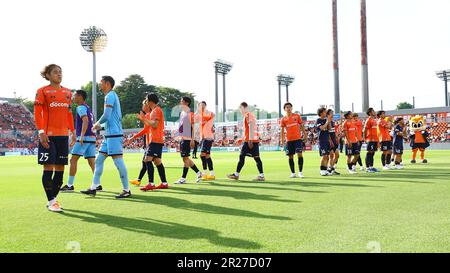 Saitama, Giappone. 3rd maggio, 2023. I giocatori di Omiya Ardija sembrano sconsolati mentre riconoscono i tifosi dopo la partita della Lega 2023 J2 tra Omiya Ardija 0-1 FC Machida Zelvia al NACK5 Stadio Omiya a Saitama, Giappone, 3 maggio 2023. Credit: Kenzaburo Matsuoka/AFLO/Alamy Live News Foto Stock