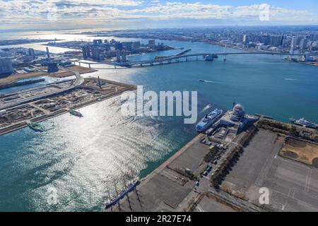 Harumi Pier e Rainbow Bridge come visto dal cielo sopra Chuo Ward Foto Stock