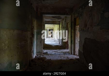 L'ex città termale sovietica di Tskaltubo in Georgia è ora in rovina e i visitatori vengono ad esplorare i suoi edifici abbandonati Foto Stock