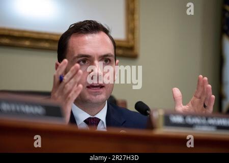 Washington, Stato di Vereinigte. 17th maggio, 2023. Mike Gallagher (Repubblicano del Wisconsin), Presidente del Comitato di selezione della Camera degli Stati Uniti sulla concorrenza strategica tra gli Stati Uniti e il Partito Comunista Cinese presiede un Comitato di selezione della Camera sulla concorrenza strategica tra gli Stati Uniti e il Partito Comunista Cinese, sentendo "Leveling the Playing Field: Come combattere l'aggressione economica del CCP nel Longworth House Office Building a Washington, DC, mercoledì 17 maggio 2023. Credit: Rod Lammey/CNP/dpa/Alamy Live News Foto Stock