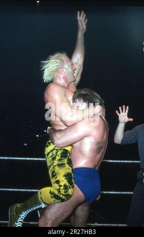 **FILE PHOTO** la superstar Billy Graham è scomparsa. Bruno Sammartino lotta la superstar Billy Graham nel 1975. Credito: George Napolitano/MediaPunch Foto Stock