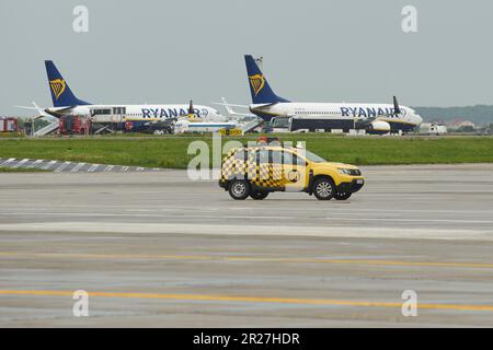 Bucarest, Romania. 17th maggio 2023: Due velivoli Ryanair sono parcheggiati all'aeroporto internazionale Henri Coanda di Bucarest (AIHCB), a Otopeni, 16,5 km a nord di Bucarest. La Società Nazionale aeroporti di Bucarest annuncia l'inizio della procedura di ricezione al termine dei lavori di ampliamento della piattaforma di imbarco-sbarco n. 1 da AIHCB che consiste in quattro posti di parcheggio per gli aerei, Boeing B737, Airbus A320 o simili (lettera di codice C ), con una superficie di quasi 16.000 metri quadrati. Credit: Lucian Alecu/Alamy Live News Foto Stock