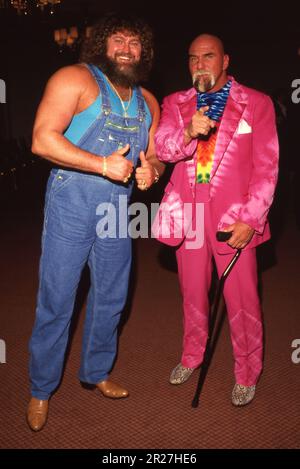 **FILE PHOTO** la superstar Billy Graham è scomparsa. Hillbilly Jim e la superstar Billy Graham credito di $1989: Ralph Dominguez/MediaPunch Foto Stock