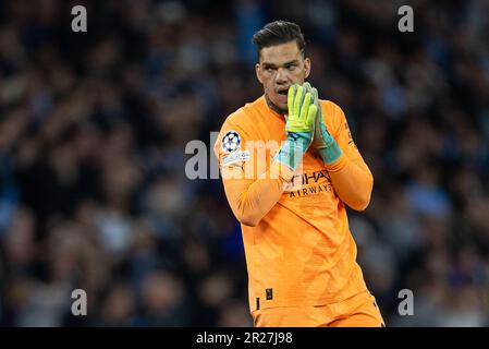 Manchester, Regno Unito. 18th maggio, 2023. Il portiere della città di Manchester, Ederson Santana de Moraes, reagisce durante la semifinale della UEFA Champions League a 2nd fasi tra Manchester City e il Real Madrid a Manchester, in Gran Bretagna, il 17 maggio 2023. Credit: Notizie dal vivo su Xinhua/Alamy Foto Stock