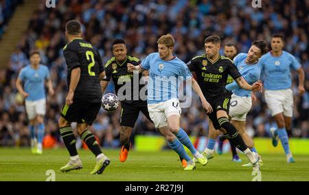 Manchester, Regno Unito. 18th maggio, 2023. Kevin De Bruyne (C) della città di Manchester vies per la palla durante la semifinale della UEFA Champions League 2nd tappa tra Manchester City e il Real Madrid a Manchester, Gran Bretagna, il 17 maggio 2023. Credit: Notizie dal vivo su Xinhua/Alamy Foto Stock
