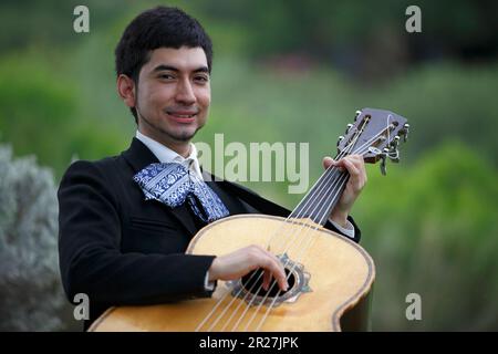 Mariachi musicista suona un guitarrón a Tucson, Arizona. Primo piano. Foto Stock