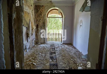 L'ex città termale sovietica di Tskaltubo in Georgia è ora in rovina e i visitatori vengono ad esplorare i suoi edifici abbandonati Foto Stock