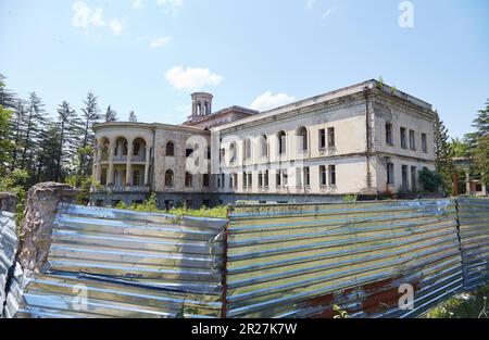 L'ex città termale sovietica di Tskaltubo in Georgia è ora in rovina e i visitatori vengono ad esplorare i suoi edifici abbandonati Foto Stock