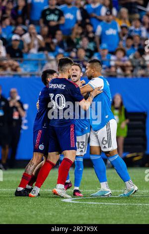 Charlotte, North Carolina, Stati Uniti. 17th maggio, 2023. Il centrocampista del Charlotte FC Brandt Bronico (13) entra con il centrocampista del Chicago Fire GastÃ³n Giménez (30) durante la seconda metà della partita di calcio della Major League al Bank of America Stadium di Charlotte, NC. (Scott KinserCal Sport Media). Credit: csm/Alamy Live News Foto Stock