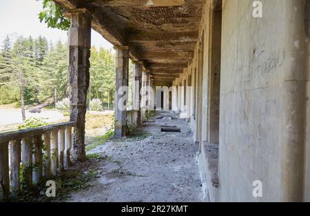 L'ex città termale sovietica di Tskaltubo in Georgia è ora in rovina e i visitatori vengono ad esplorare i suoi edifici abbandonati Foto Stock