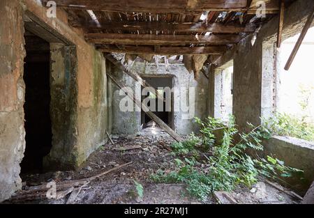 L'ex città termale sovietica di Tskaltubo in Georgia è ora in rovina e i visitatori vengono ad esplorare i suoi edifici abbandonati Foto Stock