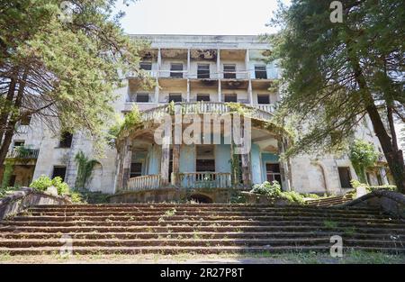 L'ex città termale sovietica di Tskaltubo in Georgia è ora in rovina e i visitatori vengono ad esplorare i suoi edifici abbandonati Foto Stock