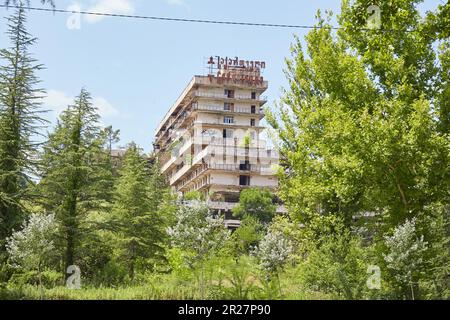 L'ex città termale sovietica di Tskaltubo in Georgia è ora in rovina e i visitatori vengono ad esplorare i suoi edifici abbandonati Foto Stock