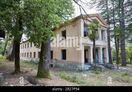 L'ex città termale sovietica di Tskaltubo in Georgia è ora in rovina e i visitatori vengono ad esplorare i suoi edifici abbandonati Foto Stock