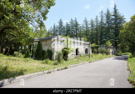 L'ex città termale sovietica di Tskaltubo in Georgia è ora in rovina e i visitatori vengono ad esplorare i suoi edifici abbandonati Foto Stock