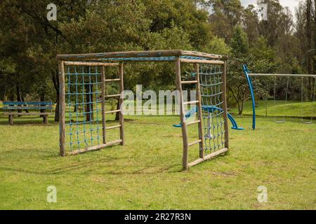 giochi per bambini da scalare con legno e corde, design rustico, parco con la natura in una giornata di sole, sfondo scena esterna Foto Stock