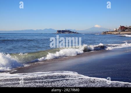 Enoshima e il Monte Fuji e le onde da inamuragasaki Foto Stock