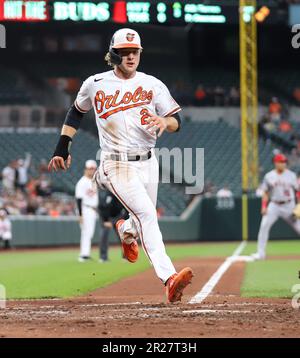 Baltimore Orioles terza base Gunnar Henderson (2) segna su un line drive di Terrin Vavra in fondo al quarto inning contro i Los Angeles Angels il 16 maggio 2023 all'Oriole Park a Camden Yards a Baltimora Maryland (Alyssa Howell/Image of Sport) Foto Stock