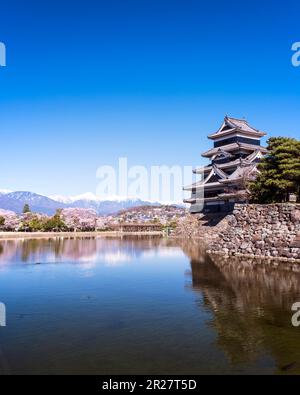 Castello di Matsumoto e Alpi del Nord Foto Stock