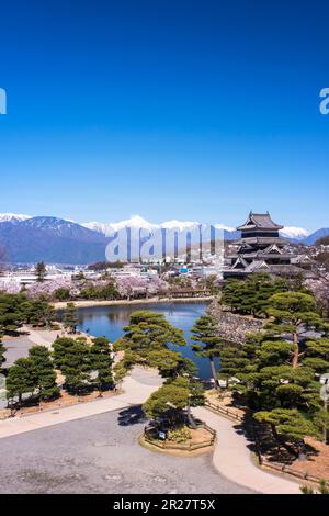 Castello di Matsumoto e Alpi del Nord Foto Stock