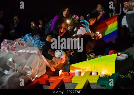 17 maggio 2023 Toluca, Messico : Decine di membri della comunità LGBTTTIQ hanno marciato per le strade del centro città per commemorare la Giornata internazionale contro l'omofobia, la Transfobia e la Bifobia, dove hanno protestato anche affinché il governo statale criminalizzasse il crimine della trasfeminicidi e continuasse le indagini sugli omicidi contro la comunità. Il 17 maggio 2023 a Toluca, Messico. (Credit Image: © Arturo Hernandez/eyepix via ZUMA Press Wire) SOLO PER USO EDITORIALE! Non per USO commerciale! Foto Stock