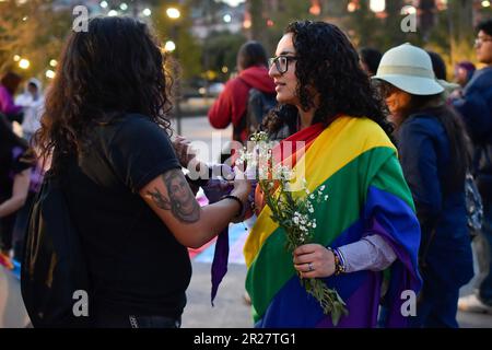 17 maggio 2023 Toluca, Messico : Decine di membri della comunità LGBTTTIQ hanno marciato per le strade del centro città per commemorare la Giornata internazionale contro l'omofobia, la Transfobia e la Bifobia, dove hanno protestato anche affinché il governo statale criminalizzasse il crimine della trasfeminicidi e continuasse le indagini sugli omicidi contro la comunità. Il 17 maggio 2023 a Toluca, Messico. (Credit Image: © Arturo Hernandez/eyepix via ZUMA Press Wire) SOLO PER USO EDITORIALE! Non per USO commerciale! Foto Stock