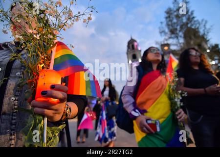 17 maggio 2023 Toluca, Messico : Decine di membri della comunità LGBTTTIQ hanno marciato per le strade del centro città per commemorare la Giornata internazionale contro l'omofobia, la Transfobia e la Bifobia, dove hanno protestato anche affinché il governo statale criminalizzasse il crimine della trasfeminicidi e continuasse le indagini sugli omicidi contro la comunità. Il 17 maggio 2023 a Toluca, Messico. (Credit Image: © Arturo Hernandez/eyepix via ZUMA Press Wire) SOLO PER USO EDITORIALE! Non per USO commerciale! Foto Stock