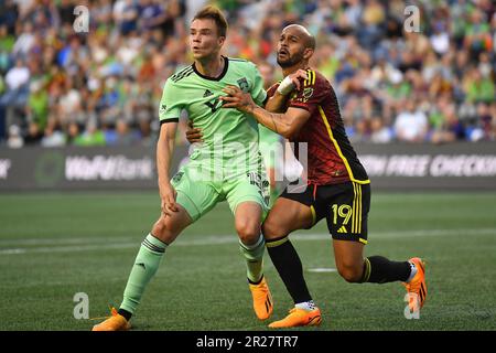 Seattle, Washington, Stati Uniti. 22nd Apr, 2023. I Seattle Sounders Forward Héber (19) e il difensore dell'Austin FC Leo VÃ¤isÃ¤nen (15) combattono per la posizione durante la partita di calcio MLS tra l'Austin FC e il Seattle Sounders FC al Lumen Field di Seattle, WA. Steve Faber/CSM(Credit Image: © Steve Faber/Cal Sport Media). Credit: csm/Alamy Live News Foto Stock